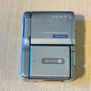 Sony DCR-IP1 Handycam Micro MV Camcorder“UNTESTED”w/Carl Zeiss Lens No Charger!